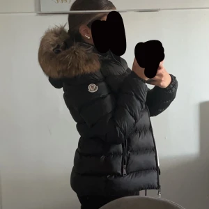 Moncler jacka  - Använd 3 gånger, inga problem med jackan den är i bra skick. 