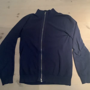 John Henric tröja  - Jag säljer nu min John Henric full zip tröja i bra skick. Inga skador eller märken på tröjan. Ny pris 899kr 