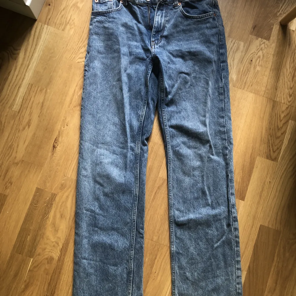 Säljer mina jeans från zara vet inte om dom finns kvar men det är modellen mid waist straight och användt dom 5-6 ggr, dom är långa i benen passar mig som är 1,76 cm.. Jeans & Byxor.