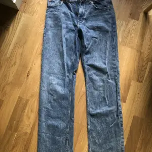 Säljer mina jeans från zara vet inte om dom finns kvar men det är modellen mid waist straight och användt dom 5-6 ggr, dom är långa i benen passar mig som är 1,76 cm.