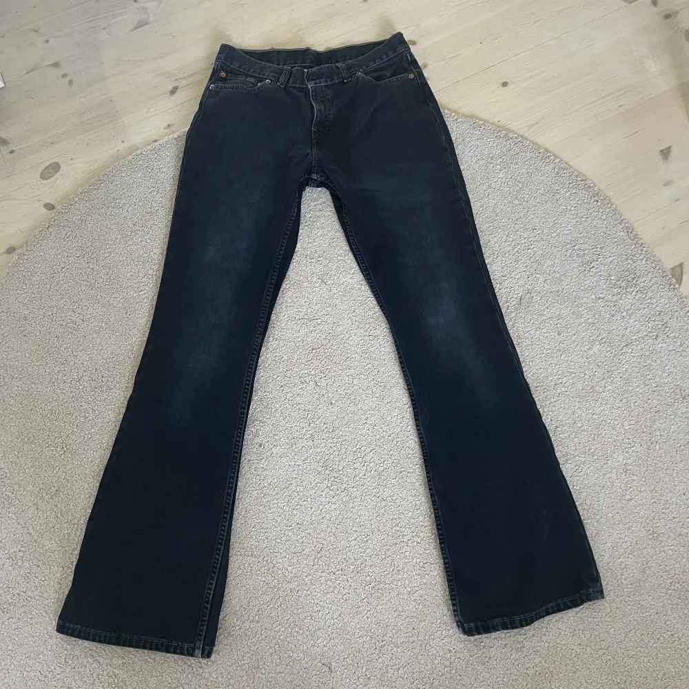 Vintage lågmidjade bootcut jeans från Levis. De är lite slitna längst ner som sista bilden visar men det märks knappt. Storleken står inte men skulle säga att de passar w 26-30 o l 30-32. Säljer pga att de är för långa för mig🤗. Jeans & Byxor.