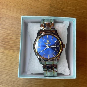 Klpcka - Säljer en klocka billigt !stainless steel! Bra kvalitet. Helt oanvänd och säljer pga för stor för mig. Billig på grund av att det inte är speciellt märke och har därför inte samma värde. Boxen och kudden ingår. Vid fler frågor tveka inte på att skriva😊