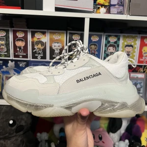 Balenciaga Triple S Clear Sole 39 - 7/10 skick, kommer endast med skor vid köp dvs ingen box eller kvitto. Nypris är ca 8000kr.