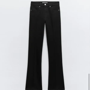 BYTE zara jeans 34 - Kollar om någon skulle vilja byta mina zara bootcut jeans i storlek 34 mot ett par i storlek 32 💓