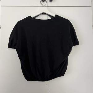 En svart tröja med lite figurform i midjan och croppad. I storlek S . Säljer för 50kr 