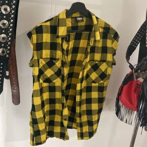 Skjorta avklippta ärmar - Skjorta med avklippta ärmar, knappt använd. Strl. M