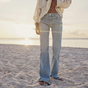 Jeans  - Säljer dessa super fina jeans då dem är för stora och köpte i fel storlek. Köptes för 399kr men säljer för 230+frakt!🫶🏼❣️