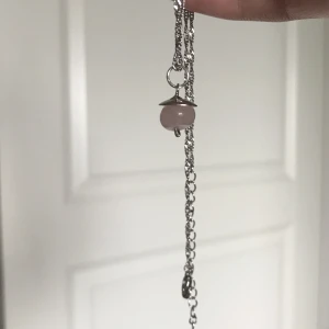 Rosa halsbandshänge  - Säljer detta handgjorda halsbandshänge av rosenkvarts. Nytt och oanvänt. Kontakta gärna vid frågor. Har också andra smycken på min profil.🌺
