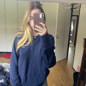 Tröja - Mörkblå hollister tröja.