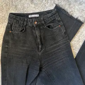 Supersnygga raka högmidjade jeans i mörkgrå tvätt från Zara i strl 32💕
