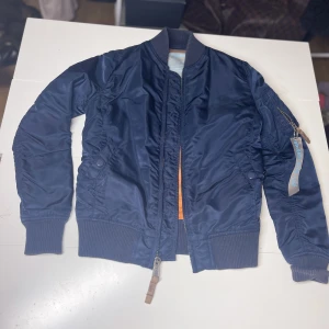 Bomber jacka  - En äkta alpha bomber jacka i myvket bra skick! 