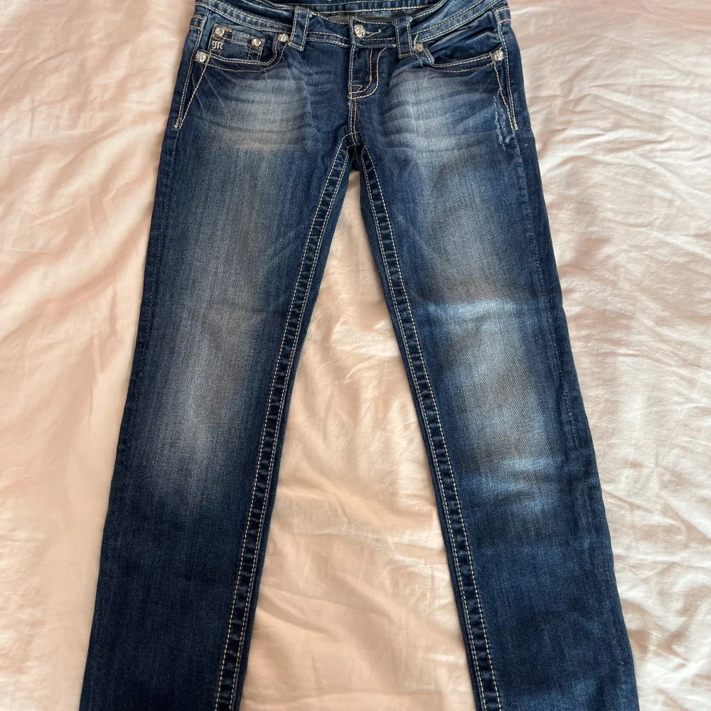 Mörkblå Miss me Jeans med strass!💎🫐 MÅNGA INTRESSERADE! Därför blir det budgivning. Slutar 27/8 15:00⭐️. Jeans & Byxor.