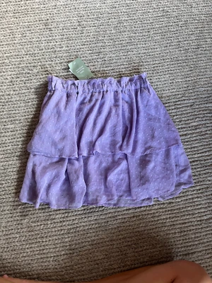 Oanvänd kjol - Oanvänd kjol från H&M. Alla lappar kvar
