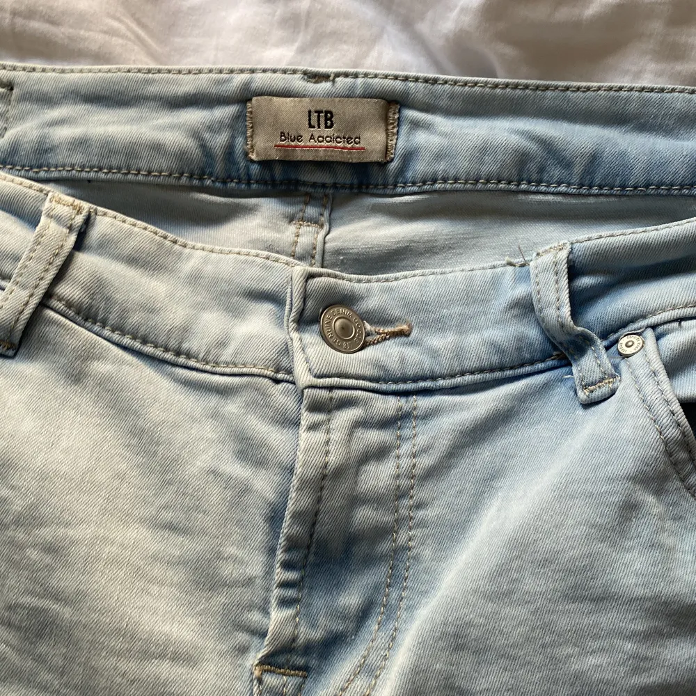 Jeans knappt använda, köpta på plick. Lite vida med långa ben. För långa för mig men ass fina . Jeans & Byxor.