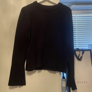 Svart stickad tröja - Säljer denna tröja, slitar vid ärmarna och midjan.🤍