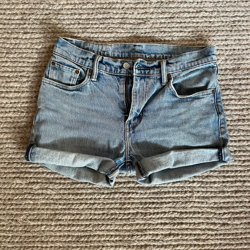 Jeansshorts från Levi’s. Storlek W30.. Shorts.