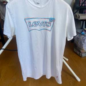 Fin Levis t-shirt i storlek M. Använd men annars i gott skick! 