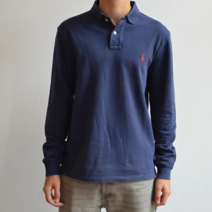Långärmad Ralph lauren piké - Marinblå ralphluaren piké i mycket bra skick. Storlek Medium. Skriv vid eventuella frågor.  **EGNA BILDER ej från hemsida**