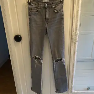Ett par jätte fina jeans jag önska jag kunde använda fast är för långa för mig är själv 160 de har lite lort längst ner men syns inte på själv har jag använt de 3 gånger Max 
