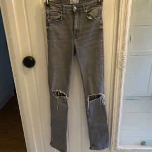 Grå högmidjade jeans  - Ett par jätte fina jeans jag önska jag kunde använda fast är för långa för mig är själv 160 de har lite lort längst ner men syns inte på själv har jag använt de 3 gånger Max 