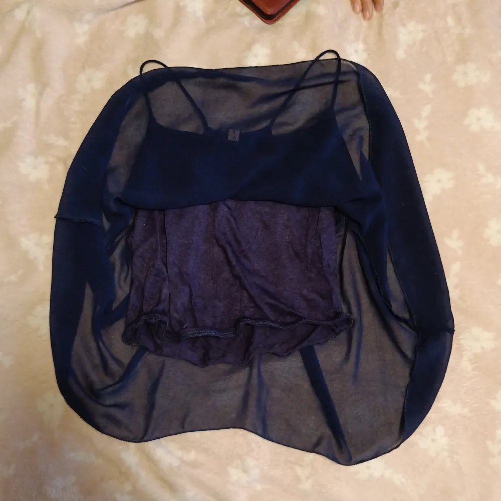 A blur crop top in size M. I'm selling it because I never wear it anymore. It's a tight shirt but it has the look of a flowy one. It's dark blue.. Blusar.