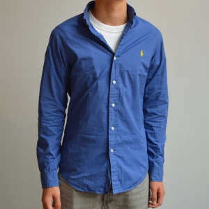 Ralph Lauren skjorta - Blå ralph lauren skjorta i mycket bra skick. Storlek small. Skriv vid eventuella frågor. **Egna bilder ej från hemsida.**