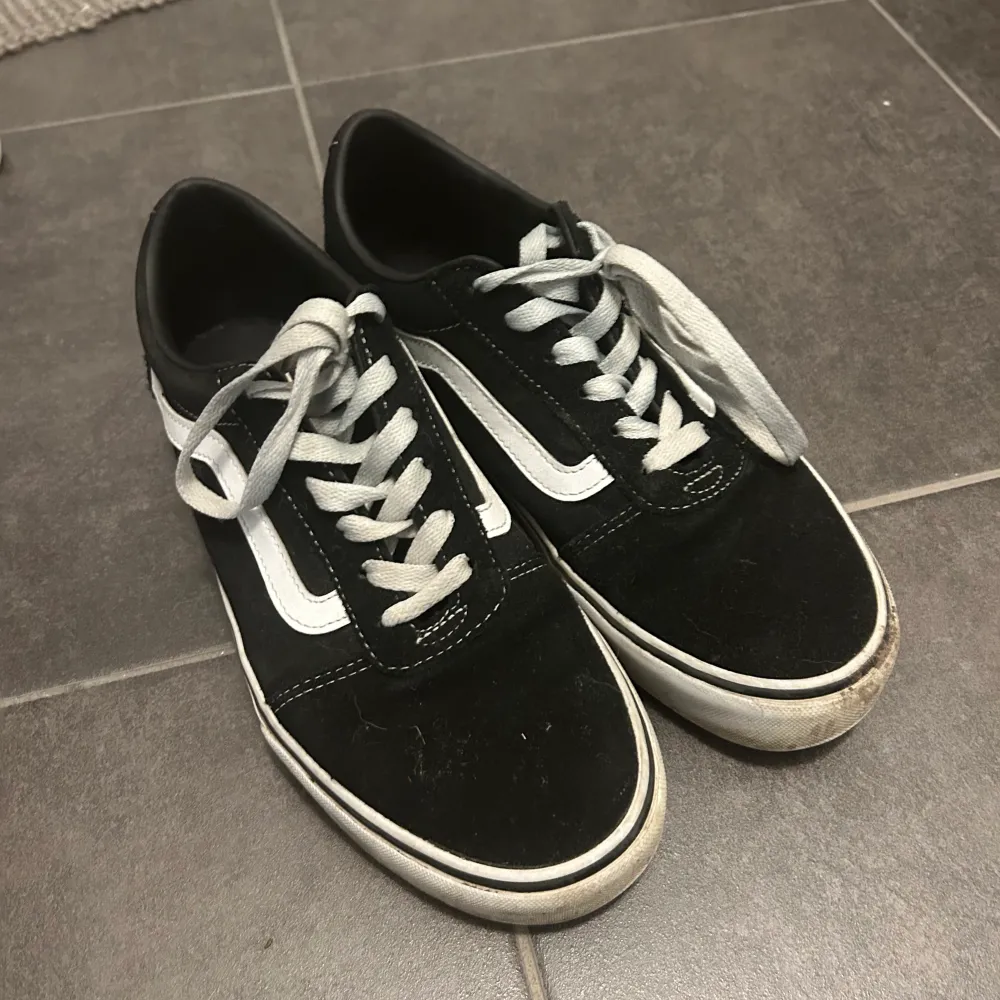 Säljer mina nästan helt nya vans old school då jag inte får någon användning av dom❤️de är använda runt 10-15 gånger och är i nyskick. Köpta för 1000. Inga defekter alls. Skor.