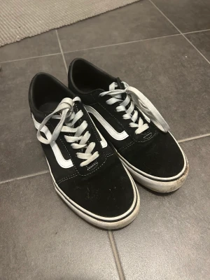 Vans old school - Säljer mina nästan helt nya vans old school då jag inte får någon användning av dom❤️de är använda runt 10-15 gånger och är i nyskick. Köpta för 1000. Inga defekter alls