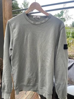 Stone island sweatshirt (Ljusblå) - Säljer pga används inte längre utan hänger bara i garderoben. Skick 9/10. Använt den förr men har varken skador eller över huvud taget märken av att den ska vara använd.