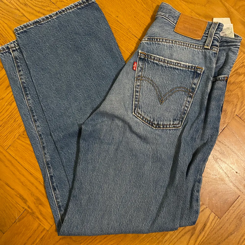 Ingen el väldigt liten stretch, små i strl. Knappar modell 72693-0056 27/29. Jeans & Byxor.