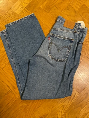 Levis ribcage straight - Ingen el väldigt liten stretch, små i strl. Knappar modell 72693-0056 27/29