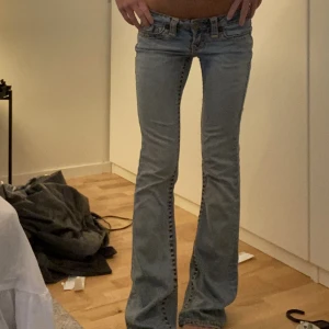 True religion jeans  -  Säljer dessa as snygga true religion jeansen då jag tyvär har jätte många liknande. Dem är i Nyskick men lite slitna nertill, (kan skicka bild). Jag är ca 163 cm. midjemått: 34-35 (rakt över), innerben: 83cm, start bud 700, lägg gärna prisförslag❤️