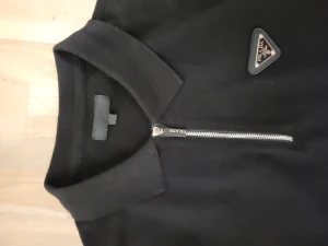 Prada zip tshirt - Säljer den här för att det är en rep och jag blev scammad 😔Ända reppen jag kommer någonsin sälja elr köpa/köpt, betalade rätt mycket för den här men säljer för mycket mindre ofc