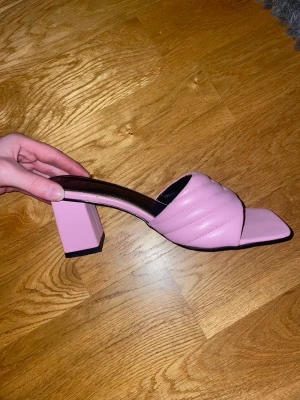 Rosa klackar  - Rosa oanvända klackar från asos