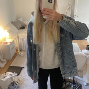 Oversized jeansjacka - Oversized jeansjacka från H&M i stolek S , vill få såld därav billigt pris 