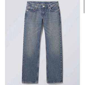 lågmidjade jeans från weekday i modellen arrow, storlek 26/32 och lite för stora för mig så därför ja säljer de💕💕nypris 500