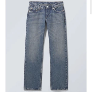 lågmidjade jeans - lågmidjade jeans från weekday i modellen arrow, storlek 26/32 och lite för stora för mig så därför ja säljer de💕💕nypris 500