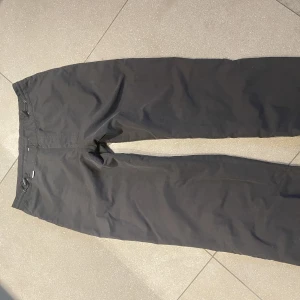 Svarta cargobyxor - Svarta lågmidjade cargobyxor med dragsko i midjan