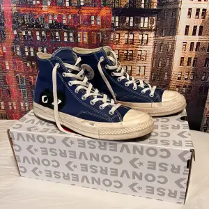 Converse x Comme Des Garçons Skor i storlek EUR45/UK11. En del mindre skador på sulorna men resten är intakt. Skolåda medföljer.