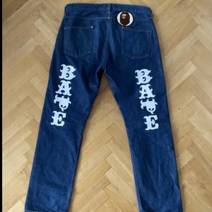 Bape spellout jeans  - Bape spellout jeans i storlek Xl köptes av the Holy grail på depop och köpbevis finns 