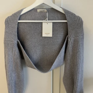 Grå kofta strl M - Säljer denna grå bolero/koftans i stl M. Men passar även S. Aldrig använd. 