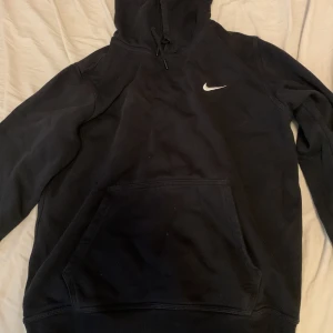 Nike hoodie - Svart Nike hoodie storlek S passar kanske M. Väll använd. Kan mötas upp eller så betalar köparen för frakten. Pris kan diskuteras 