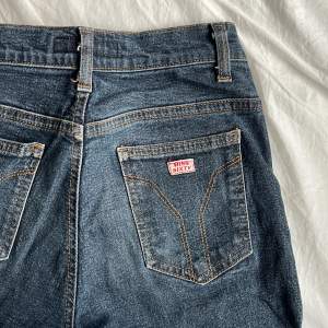 Jättefina midwaist Miss Sixty jeans som typ aldrig används. Dem är i bra skick bara att de har hål där nere då de är för långa för mig. 😊Midja: 66 cm, innerben: 83 cm. 