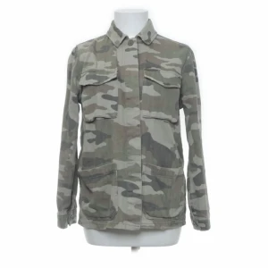 Jacka militär  - jacka med militärmönster topshop. Storlek XS men passar även S. Fint skick! 