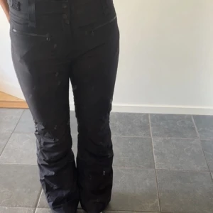 Peak Performance Täckbyxor  - Supersnygga täckbyxor med bootcut och lägre midja  Från Peak Performance  Storlek xs  Nypris 3500kr (Style W SCOOT P.)