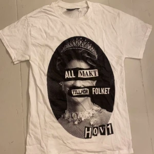 Hov1 tshirt - Hov1 tshirt från släppet 30 november 2022 nypris 350 och säljs inte längre, oanvänd ❤️ ”all makt tillhör folket” skriv vid frågor