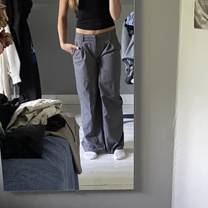 Lågmidjade kostymbyxor  - Lågmidjade kostymbyxor, de är sudda till Lågmidjade💗