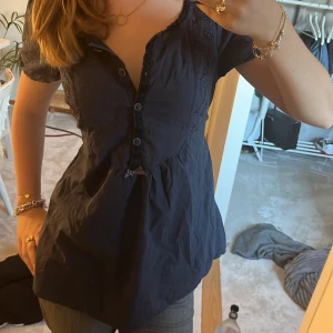 Odd Molly blus 😍 - Säljer denna fina blusen från odd molly! Går att knyta där bak så man kan justera runt bysten. 