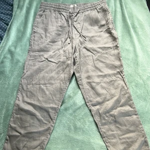 Linnebyxor från Hm - Storlek M Regular fit Färgen är grå/mörk grå