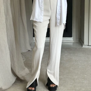 Off white kostymbyxor - Slits nedtill